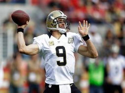 Drew Brees, mariscal de campo de los Santos, prepara un pase durante el partido. AP / R. Cameron