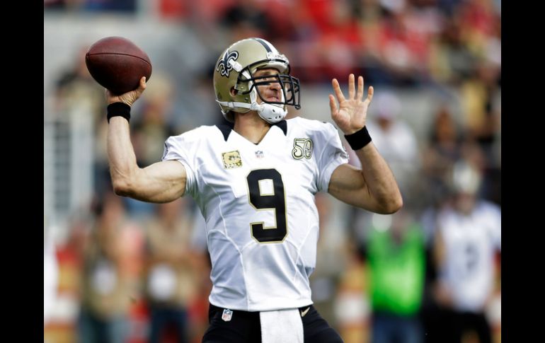 Drew Brees, mariscal de campo de los Santos, prepara un pase durante el partido. AP / R. Cameron