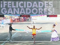 Rodgers Ondati ganó la rama varonil del Maratón de Guadalajara con un tiempo de dos horas, 20 minutos y 43 segundos. EL INFORMADOR / A. Camacho