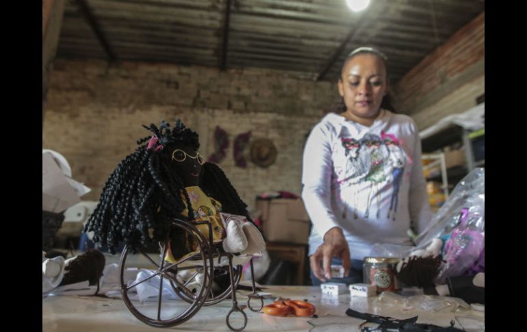 Alejandra Saavedra en su taller invierte tres horas en cada producto, con demanda en varios países. EL INFORMADOR / F. Atilano