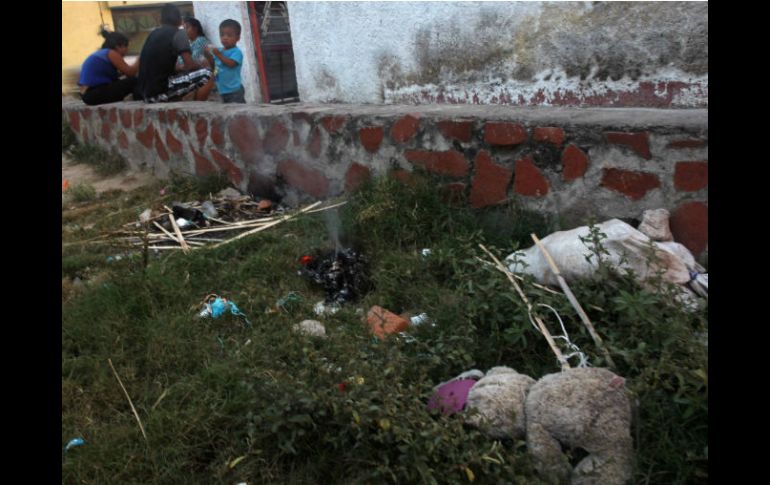 Las fogatas donde  se quema la basura abundan en colonias de difícil acceso; algunos vecinos prefieren enterrar sus desechos. EL INFORMADOR / M. Vargas