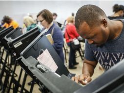 Al emitir su voto, el ciudadano en realidad le indica a los electores de su estado cómo deben votar en el Colegio Electoral. AP / J. Minchillo