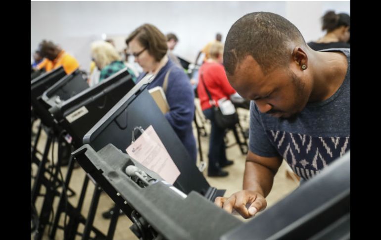 Al emitir su voto, el ciudadano en realidad le indica a los electores de su estado cómo deben votar en el Colegio Electoral. AP / J. Minchillo