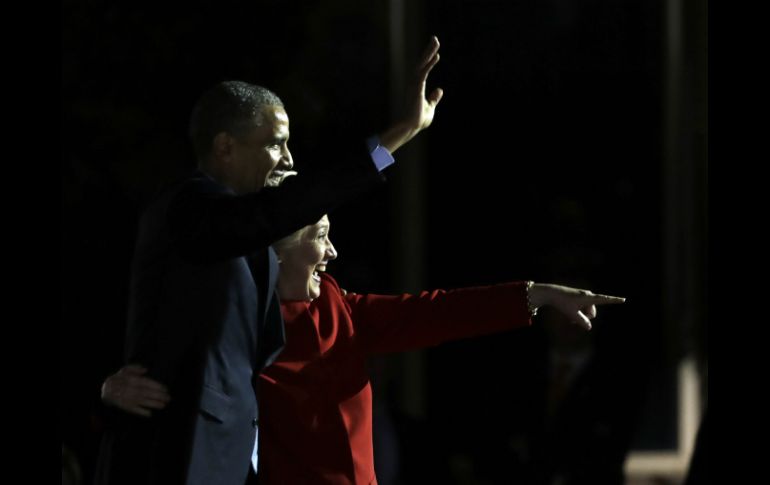 Barack Obama y Michelle acompañaron a Hillary y su esposo Bill Clinton en un acto de campaña en el Salón de la Independencia. AP / J. Lane