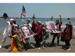 A orillas del océano Pacífico los chamanes hicieron una 'limpia' para quitar las malas energías a Hillary. EFE /