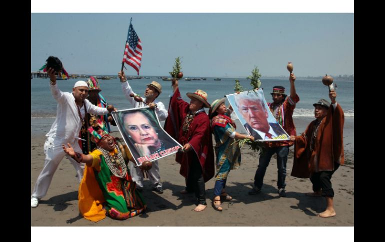 A orillas del océano Pacífico los chamanes hicieron una 'limpia' para quitar las malas energías a Hillary. EFE /