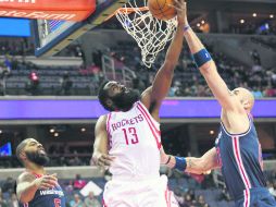 James Harden. El jugador de los Rockets (al centro) trata de encestar el balón. AP /