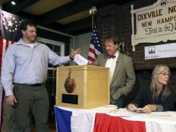 Elector deposita su voto en la urna de Dixville Notch, localidad de 50 habitantes que también abrió casillas a las 0:00. EFE / H. Swanson