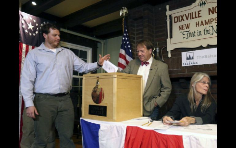 Elector deposita su voto en la urna de Dixville Notch, localidad de 50 habitantes que también abrió casillas a las 0:00. EFE / H. Swanson