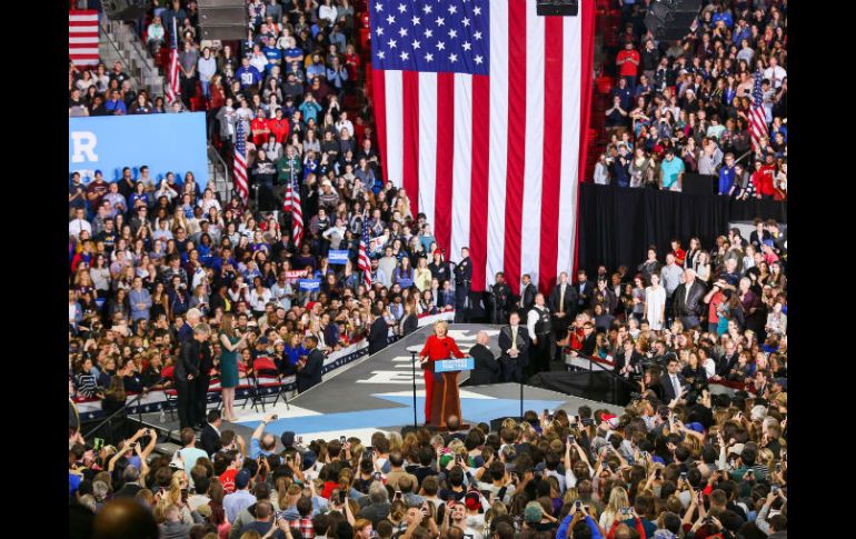 En Raleigh, una multitud de universitarios esperaban a Clinton, que en esta ocasión se hizo acompañar por Lady Gaga. AFP / L. Cyrus