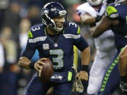 El mariscal de campo Russell Wilson tiró dos pases de anotación y aportó una más en acarreo personal. AP / J. Froschauer