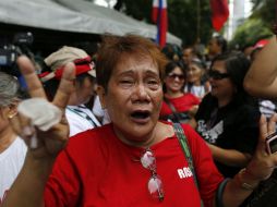 Simpatizantes celebran la decisión judicial del entierro de Marcos en el Cementerio de los Héroes. EFE / R. Malasig