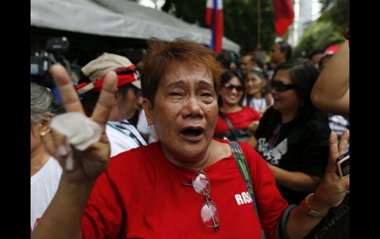 Simpatizantes celebran la decisión judicial del entierro de Marcos en el Cementerio de los Héroes. EFE / R. Malasig