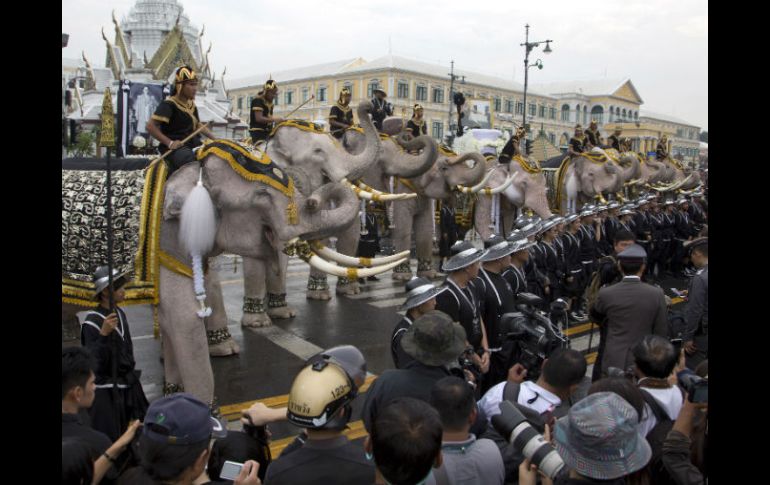 Antes de retirarse para regresar a las caballerizas de Ayutthaya, la hilera de elefantes ofreció un espectáculo a los presentes. AP /  M. Baker