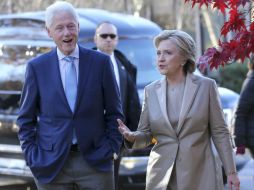 El matrimonio Clinton arriba a las urnas de una escuela cerca de su casa en Chappaqua. AP / S. Wenig