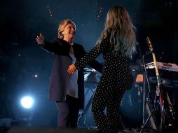 Incluso Beyoncé dejó de lado los mini vestidos y utilizó un 'pantsuit' en un mitin de Clinton el viernes pasado. FACEBOOK / @nationalansuitday