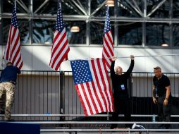 Trabajadores montan las banderas en el Javits Center, donde Clinton aplaudiría su victoria de ser ella quien gane las elecciones. AFP / D. Angerer