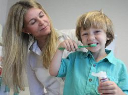 Recomiendan a los padres de familia llevar a los pequeños con el dentista desde la aparición de las primeras piezas dentales. EFE / ARCHIVO