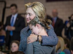 El tuit fue acompañado de una fotografía de ella abrazando a una pequeña niña en un mitin. TWITTER / @HillaryClinton