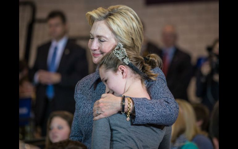 El tuit fue acompañado de una fotografía de ella abrazando a una pequeña niña en un mitin. TWITTER / @HillaryClinton