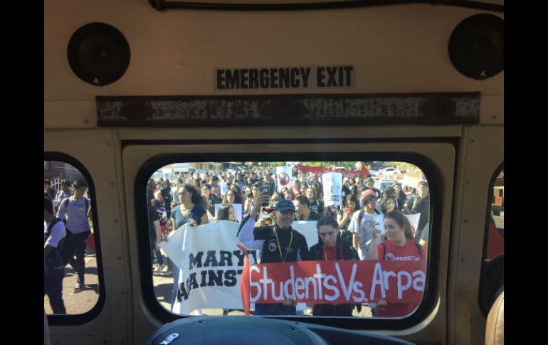 Estudiantes en Arizona salieron hoy de clases para votar contra la reelección de Arpaio. AP / N. Oza