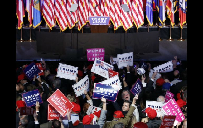 Simpatizantes de Donald Trump siguen los resultados en Nueva York. EFE / S. Thew