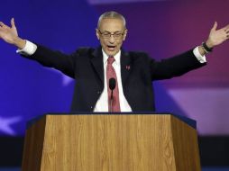 John Podesta, jefe de la campaña demócrata, salió ante el auditorio que esperaba por la celebración. AP / P. Semansky