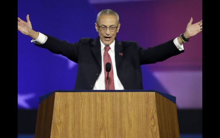 John Podesta, jefe de la campaña demócrata, salió ante el auditorio que esperaba por la celebración. AP / P. Semansky