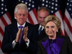 Hillary Clinton reconoce el triunfo de Donald Trump, al lado de su esposo y su hija. AFP / J. Samad