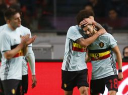 Witsel (I) abraza a Carrasco después de el gol de éste. AP / P. Dejong