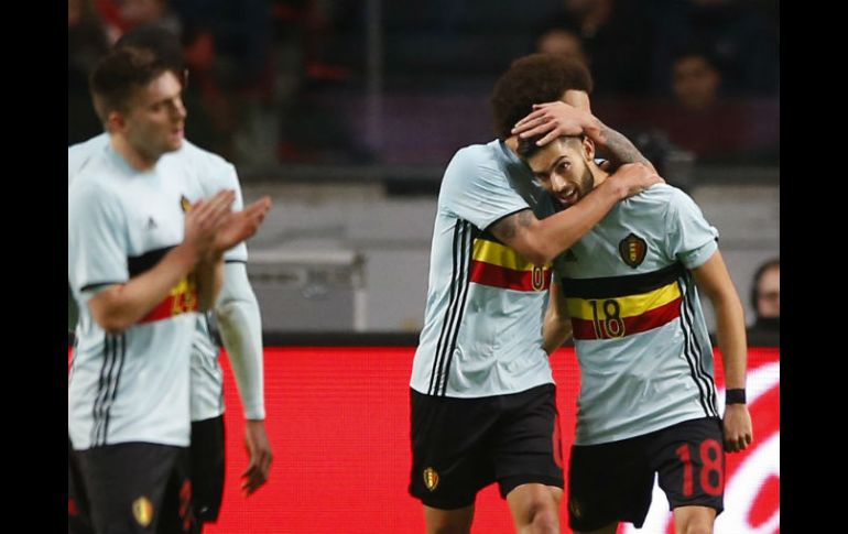 Witsel (I) abraza a Carrasco después de el gol de éste. AP / P. Dejong