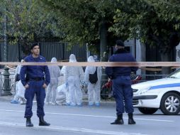 Investigadores de la policía examinan la zona donde ocurrió el incidente. EFE / P. Saitas