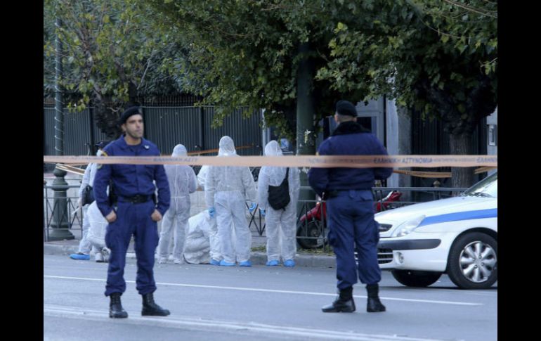 Investigadores de la policía examinan la zona donde ocurrió el incidente. EFE / P. Saitas