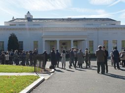 Personas esperan fuera del ala oeste de la Casa Blanca en el día que se reúnen Trump y Obama. AP / S. Walsh