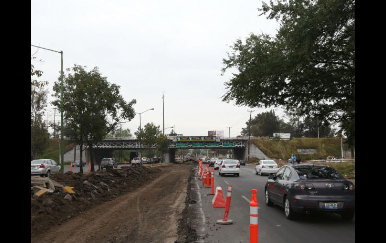 Pavimento levantado, maquinaria en operación en distintos puntos y trabajadores, se observan en el área de obras. EL INFORMADOR / G. Gallo