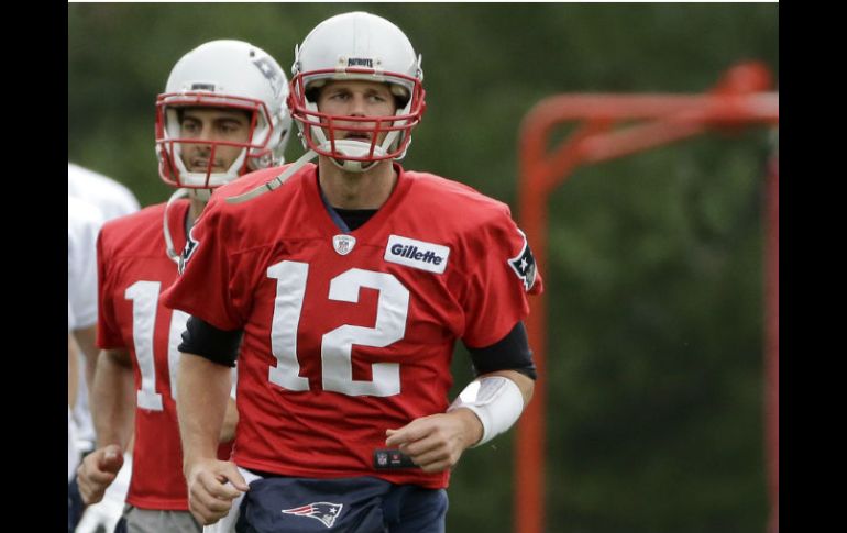 Brady durante los entrenamientos previos al encuentro con los Halcones Marinos. AP / S. Senne