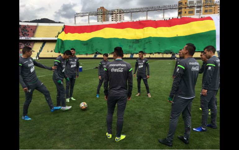 La selección boliviana calentando antes de un partido. TWITTER / fbf_oficial