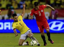 Falcao García, de Colombia (I), disputa un balón con el Chileno Eduardo Vargas (D). EFE / R. Maldonado