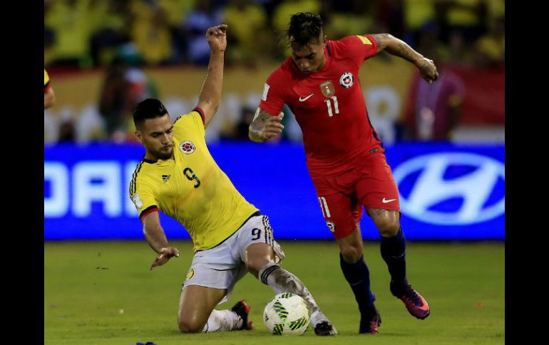 Falcao García, de Colombia (I), disputa un balón con el Chileno Eduardo Vargas (D). EFE / R. Maldonado