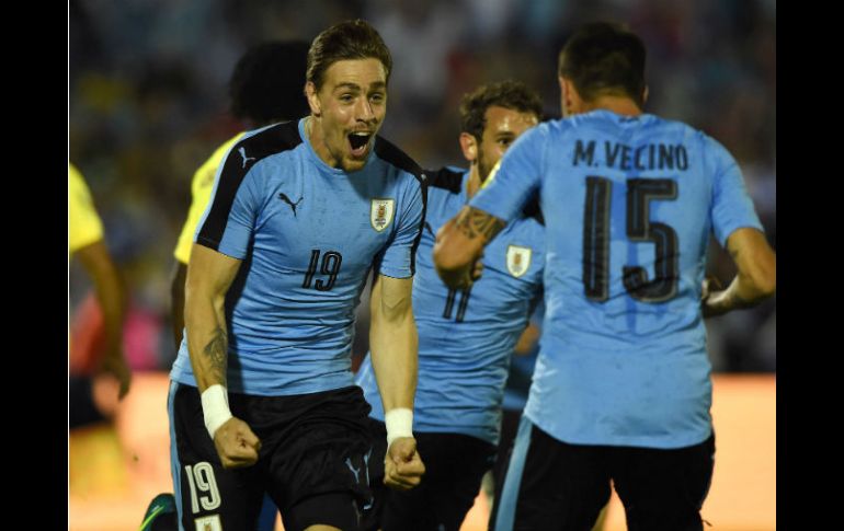 Sebastián Coates, de Uruguay (I), celebra su gol, el primero de su equipo. AFP / P. Porciuncula