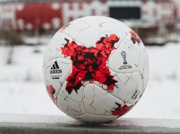 Su diseño, de un llamativo motivo rojo con líneas que lo atraviesan, es considerado, por su efecto de rubí como ''la joya del futbol''. TWITTER / @fifacom_es