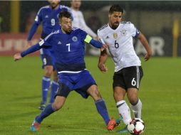 Vitaioli (I), de San Marino, disputa un balón con Kedira (D), de Alemania. AP / M. Vasini