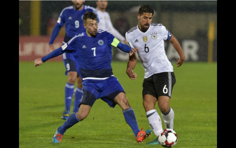 Vitaioli (I), de San Marino, disputa un balón con Kedira (D), de Alemania. AP / M. Vasini