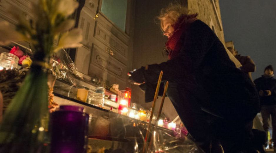 Las personas han dejado velas, flores y fotografías en su honor. AP / P.Chiasson