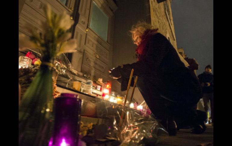 Las personas han dejado velas, flores y fotografías en su honor. AP / P.Chiasson