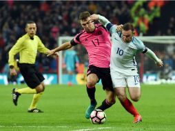 Rooney (D), disputa un balón con McArthur, (I) de Escocia. EFE / A. Rain