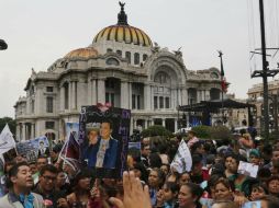 Tras el fallecimiento del cantante, multitudes se congreraron a las afueras de Bellas Artes para rendirle tributo. AP / ARCHIVO