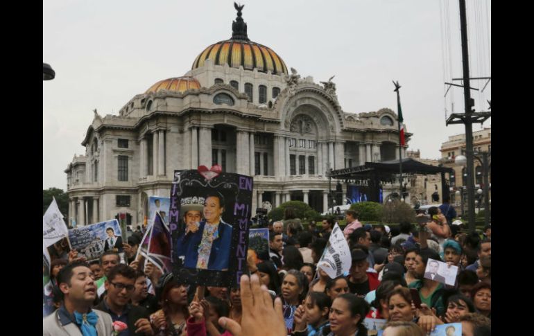 Tras el fallecimiento del cantante, multitudes se congreraron a las afueras de Bellas Artes para rendirle tributo. AP / ARCHIVO