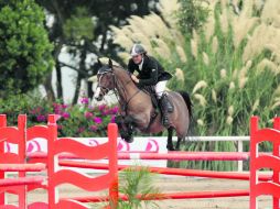 El jinete del Guadalajara Jockey Club, Carlos Enrique Pérez, a lomos de “Ferry 83”, durante la  la libre con obstáculos. EL INFORMADOR / F. Atilano