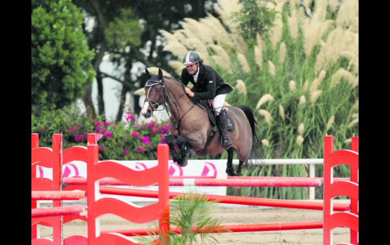 El jinete del Guadalajara Jockey Club, Carlos Enrique Pérez, a lomos de “Ferry 83”, durante la  la libre con obstáculos. EL INFORMADOR / F. Atilano